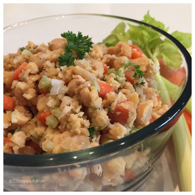 Sugestão para o jantar: salada de atum com cebola, cenoura, grão de bico, salsa, limão e aipo (Crédito: Divulgação 22 Days Nutrition)